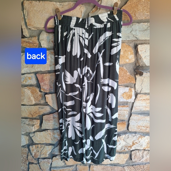 T TAHARI Green and White Abstract Print Pants - Picture 4 of 15